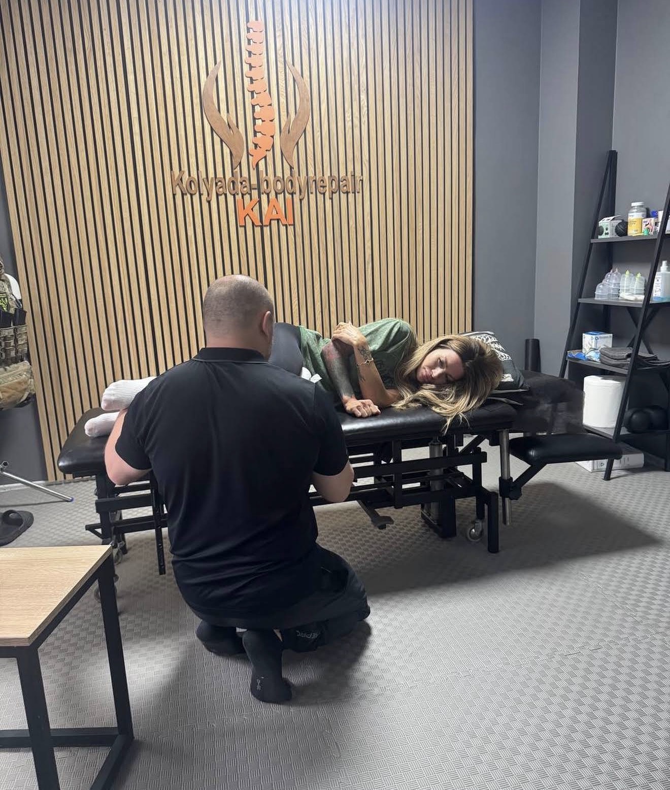 Сеанс мануальної терапії у студії Kolyada BodyRepair